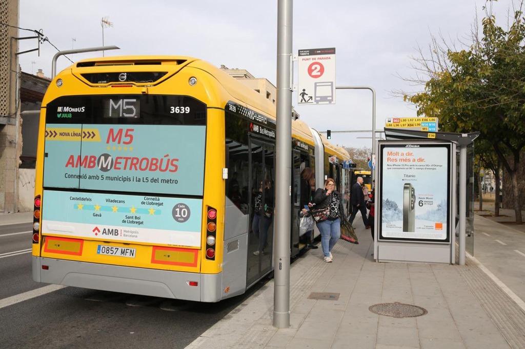Publicitat lateral en autobús urbà