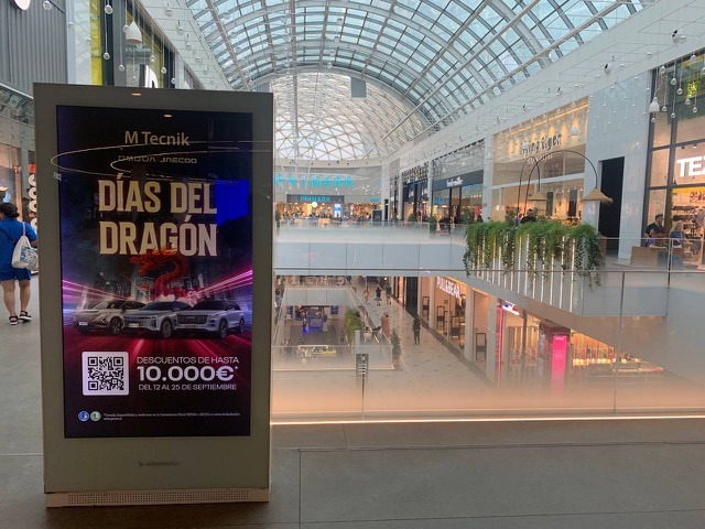 Pantalla digital de publicitat en centre comercial