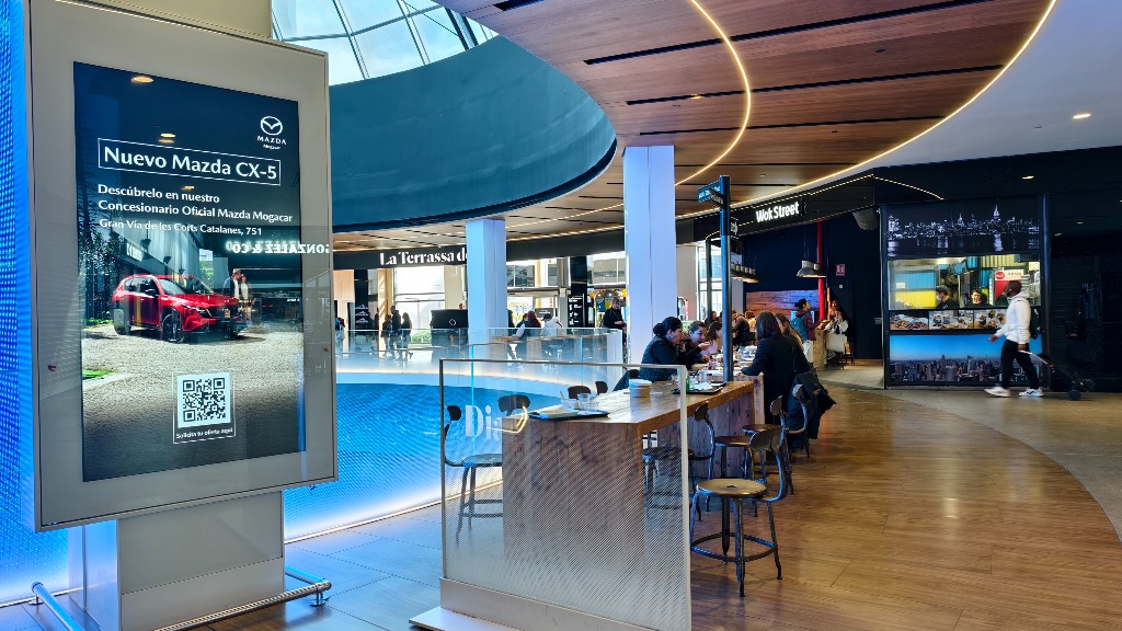 Totem digital de gran format en centre comercial