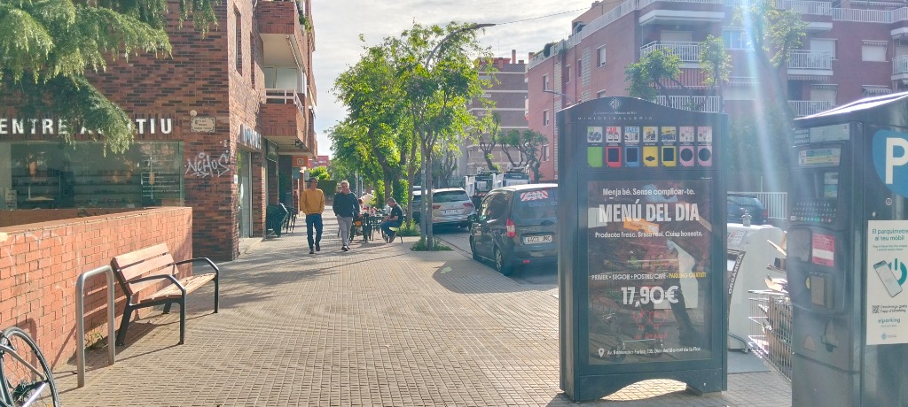 Ecomupi publicitari Menú del Dia al carrer Maria Vidal