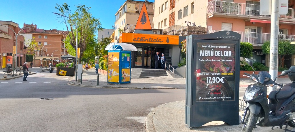 Ecomupi publicitari davant de l’Atlàntida a Vilassar de Mar
