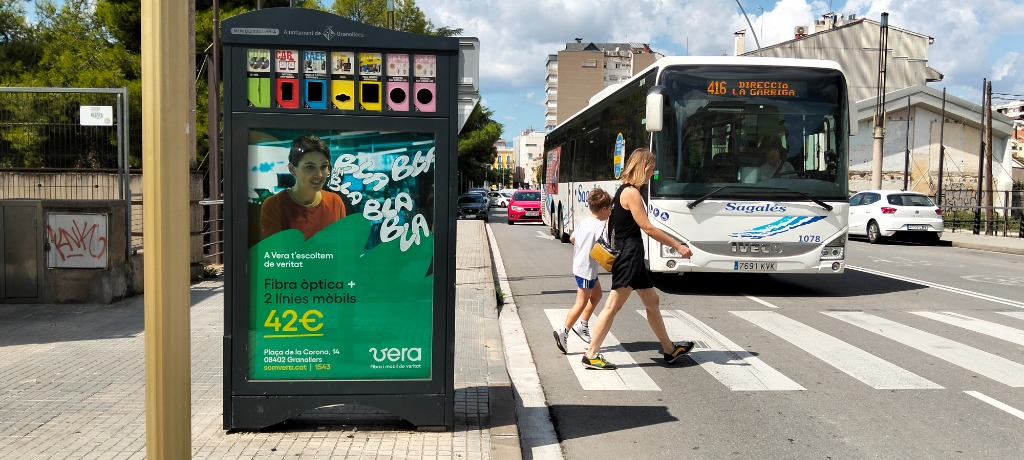 Mupi publicitario a pie de calle en zona urbana