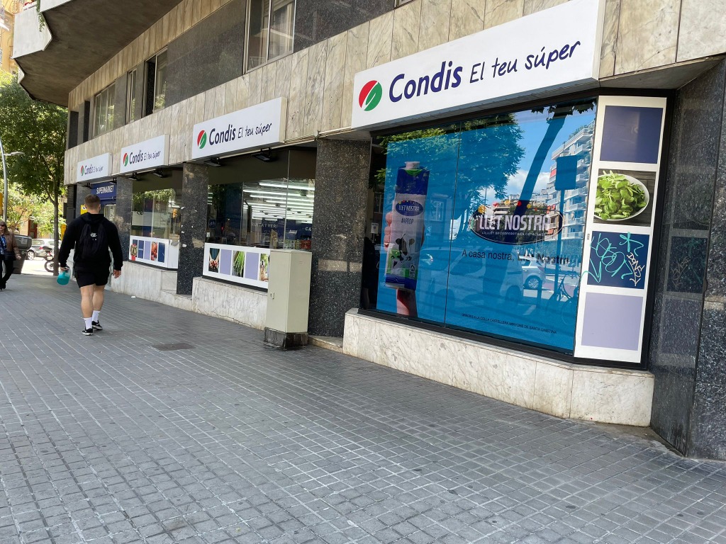 Fotografia real de pantalla digital a l'aparador del supermercat - 3