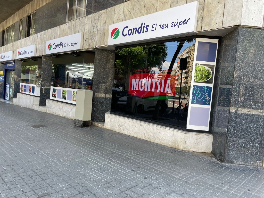 Fotografia real de pantalla digital a l'aparador del supermercat - 5