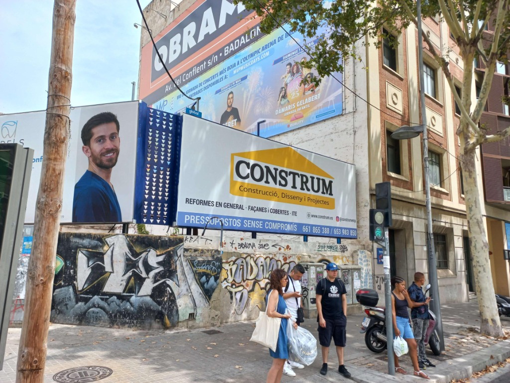 Tanca publicitària de gran format en accés urbà
