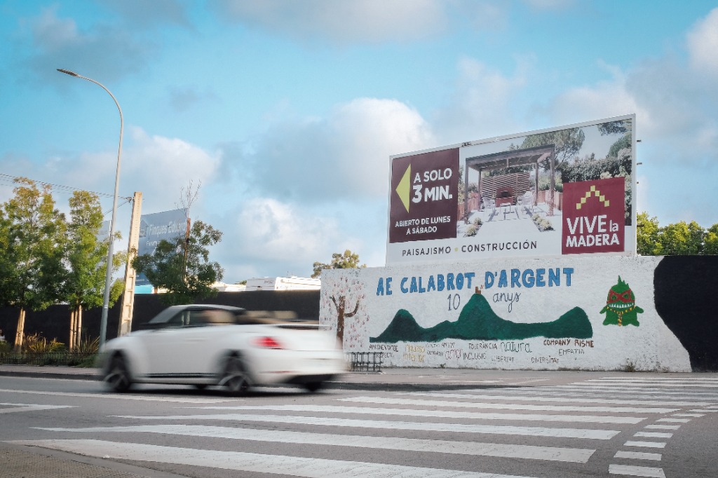 Tanca publicitària de 8x3 metres en via principal