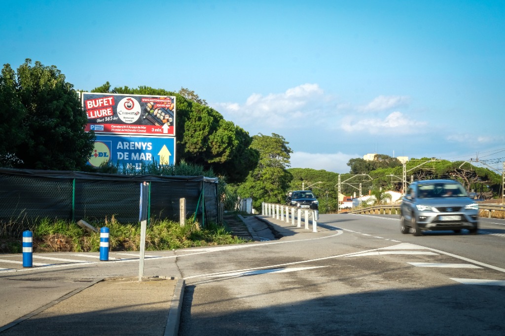 Tanca publicitària exterior en entorn comercial i carretera