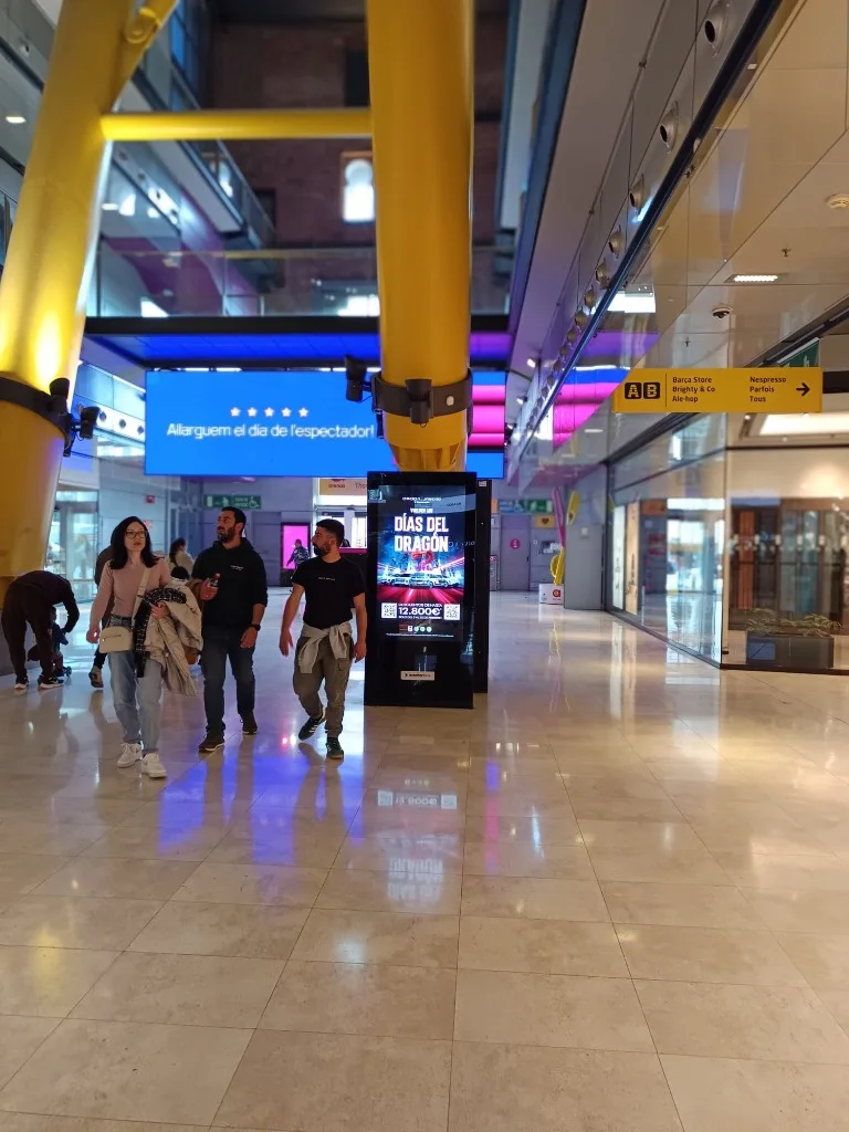 Tótem digital publicitario en el circuito interior del centro comercial Arenas de Barcelona