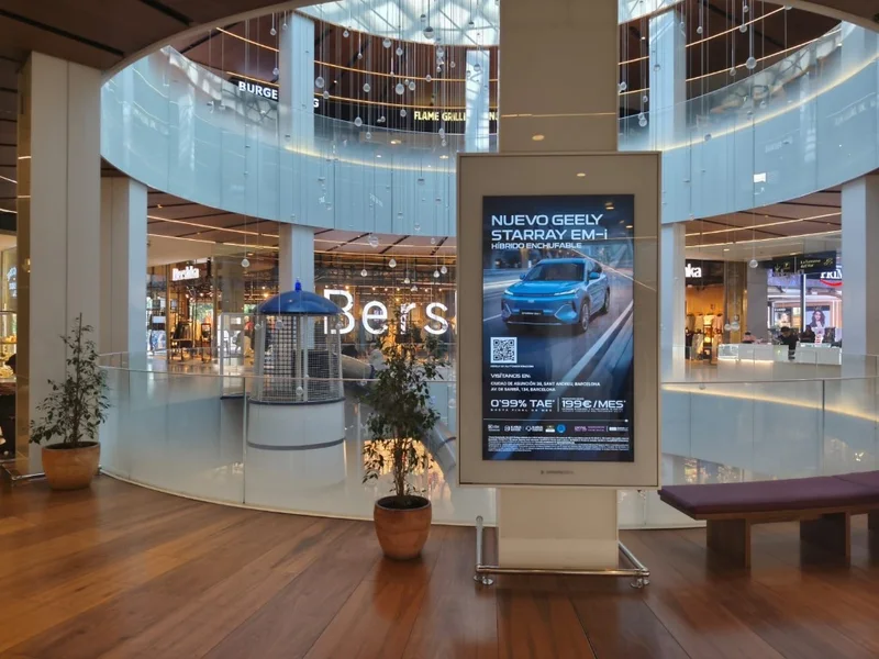 Pantalla digital de publicidad ubicada frente a grandes tiendas comerciales
