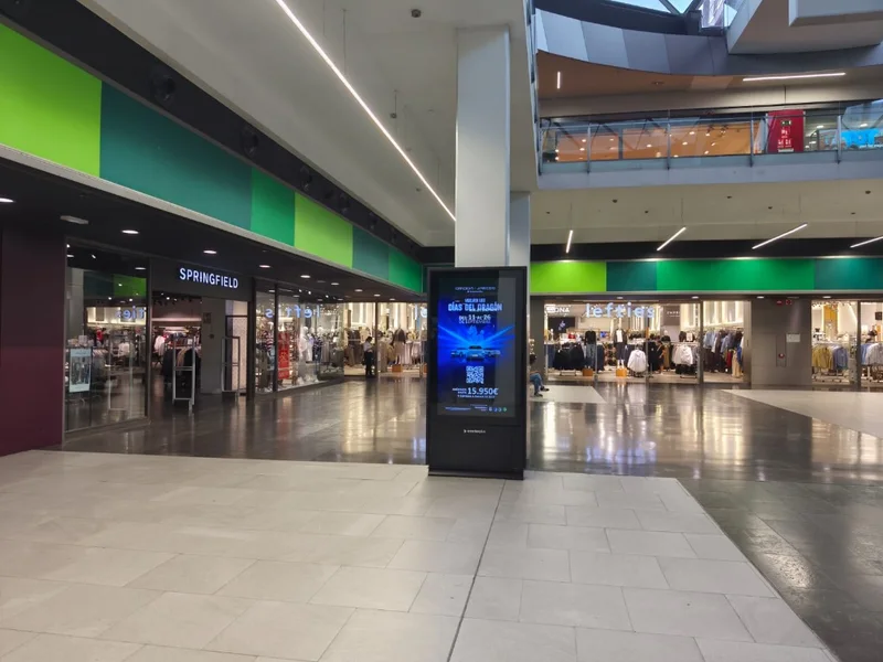 Tótem digital de publicidad en el pasillo comercial principal en Màgic Badalona