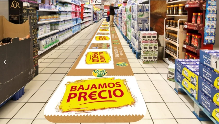 Format publicitari continu a terra en passadís de supermercat (Vive Soy)
