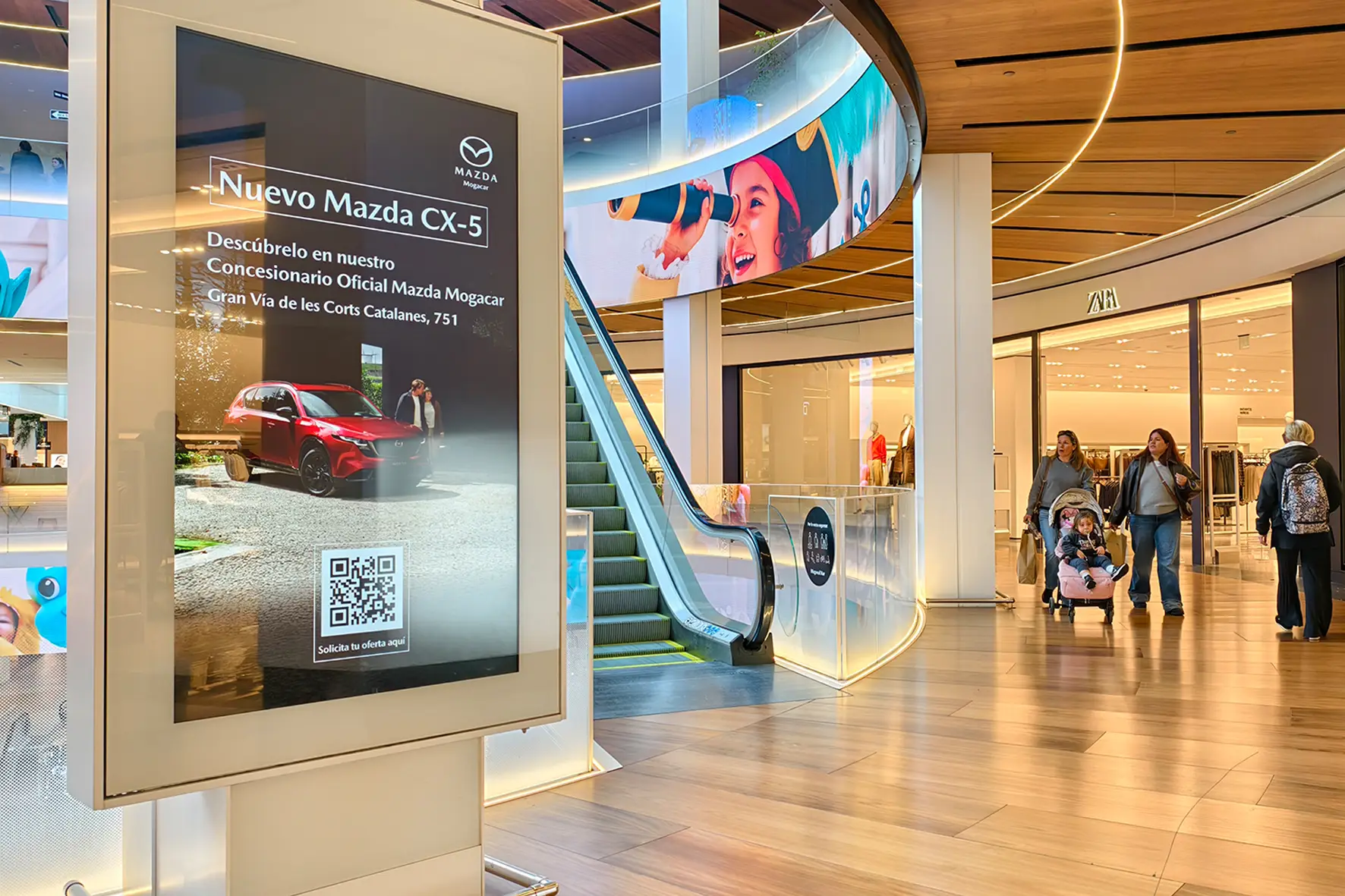 Pantalla Centre Comercial Diagonal Mar amb la publicitat de Mazda
