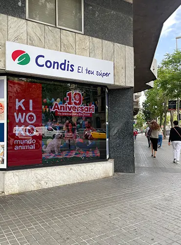 Pantalla digital de gran format situada al centre de Barcelona
