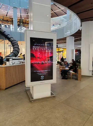 Pantalla Centre Comercial amb la publicitat de Mazda