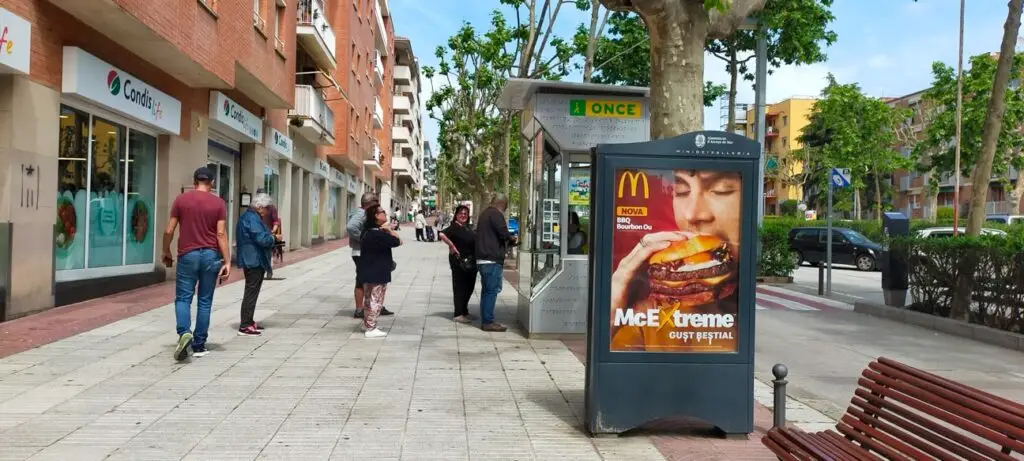 Ecomupi a Arenys de Mar amb la publicitat del Mc Donalds