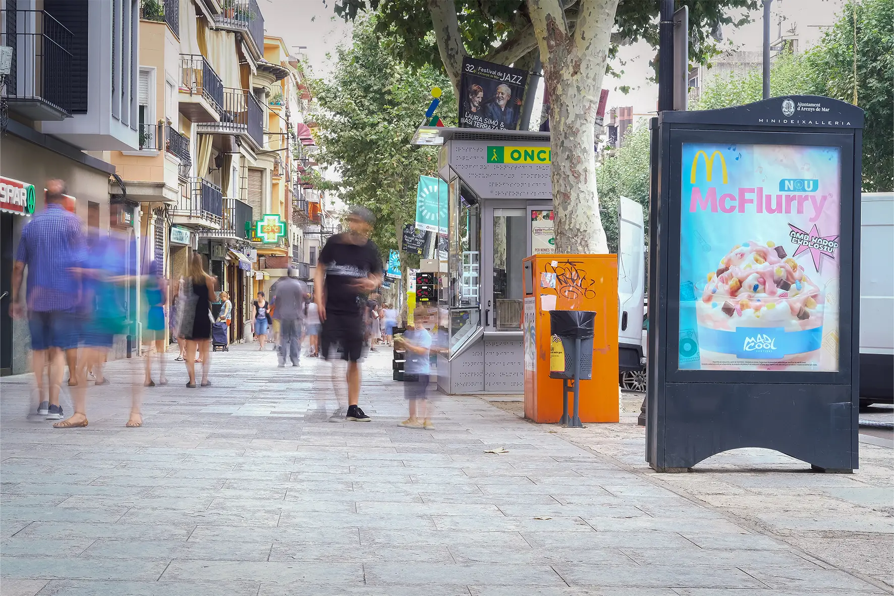 Ecomupi a la riera d'Arenys de Mar amb la publicitat del Mc Donalds