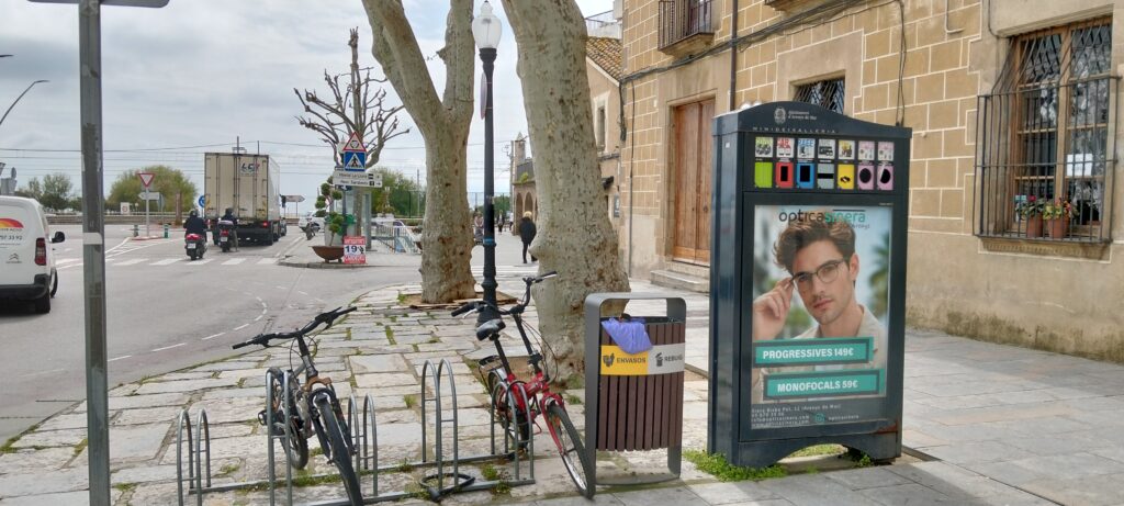 Ecomupi publicitari davant de l’Ajuntament d’Arenys de Mar