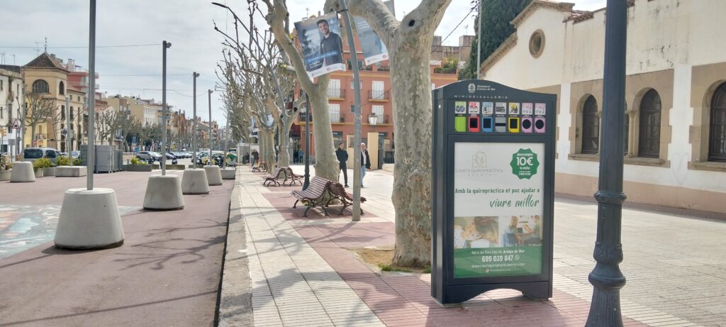 Ecomupi publicitari ubicat davant del Calisay a Arenys de Mar