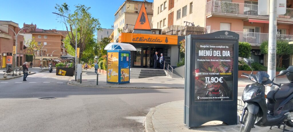 Ecomupi publicitari a Vilasssar de Mar davant de l'Atlantida