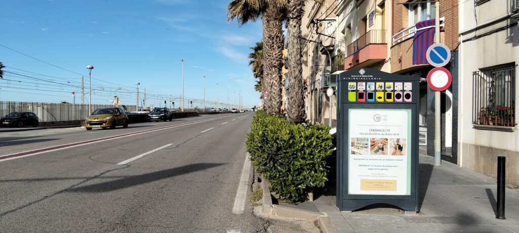 Ecomupi publicitari a Vilasssar de Mar davant l'estació Renfe
