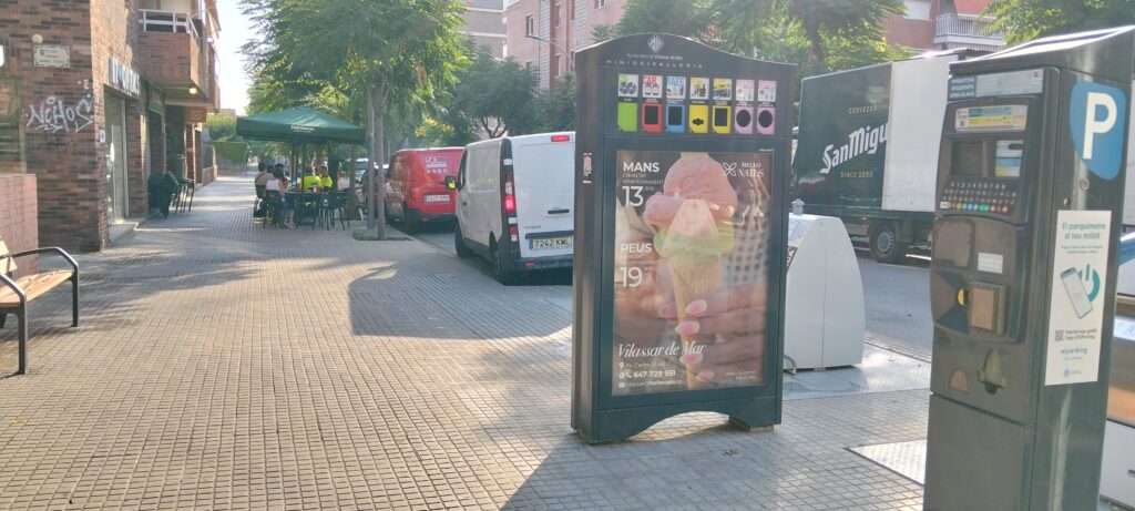 Ecomupi publicitari a Vilasssar de Mar al costat del Parquimetre